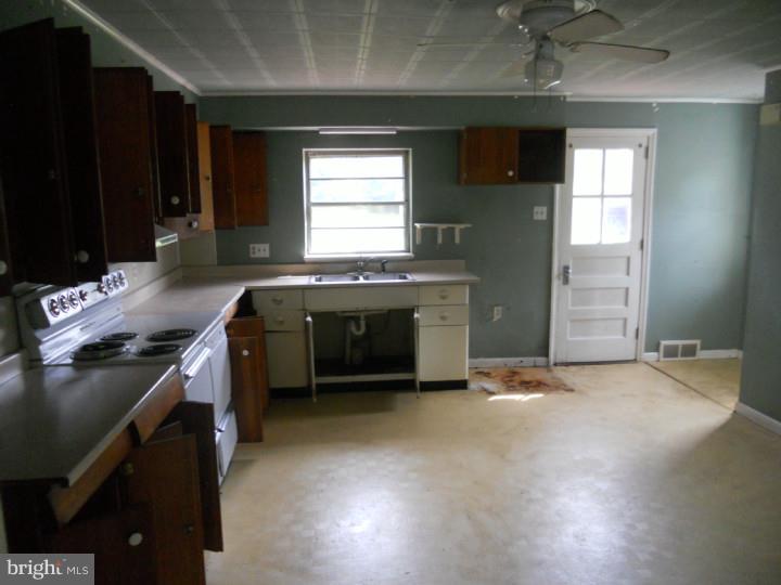 577 Shelbourne Road Reading, PA 19606 - Photo 4 of 6 Gallery Image 4