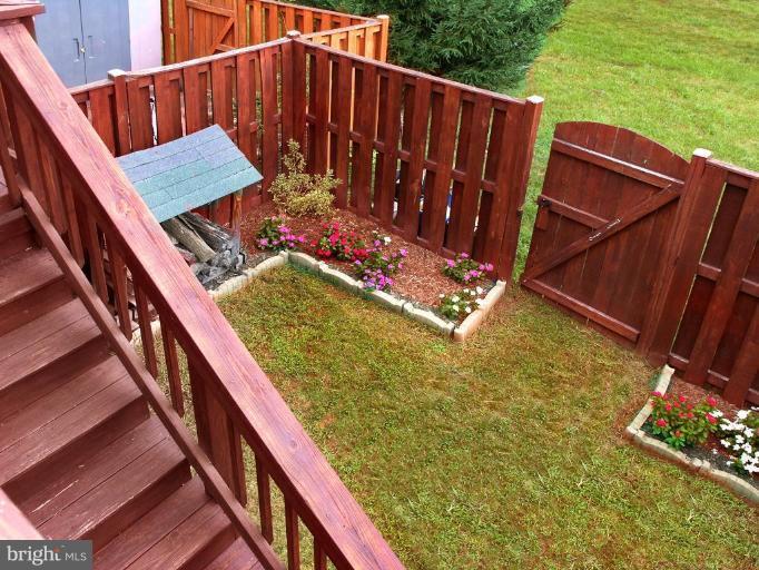 43154 Gatwick Square Ashburn, VA 20147 - Photo 18 of 28 Back yard