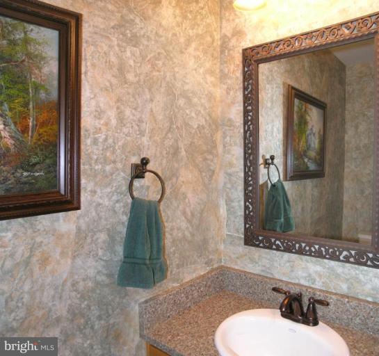 43154 Gatwick Square Ashburn, VA 20147 - Photo 4 of 28 Half Bath 1