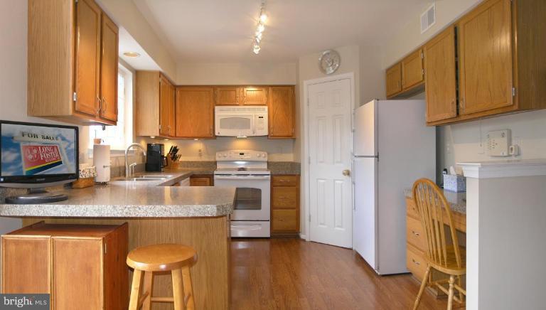 43154 Gatwick Square Ashburn, VA 20147 - Photo 8 of 28 Kitchen