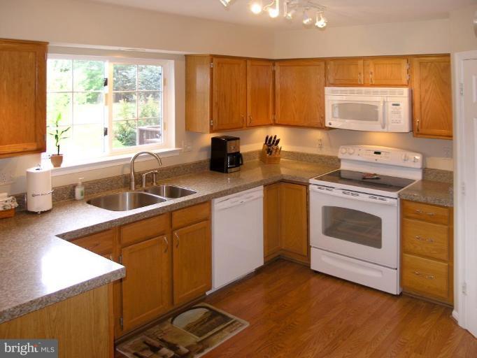 43154 Gatwick Square Ashburn, VA 20147 - Photo 9 of 28 Kitchen #2