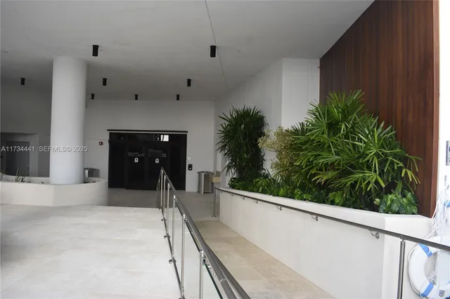 $2,749,000 | 6365 Collins Avenue, Unit 1901, Miami Beach, FL 33141