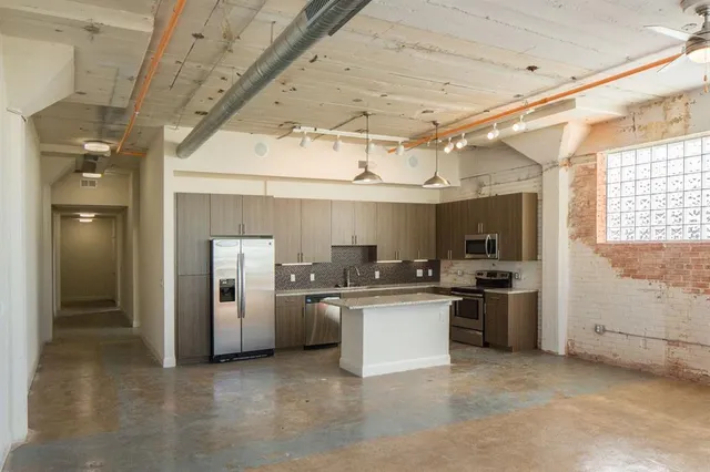 $2,694 | 801 West Vickery Boulevard, Unit 204, Fort Worth, TX 76104