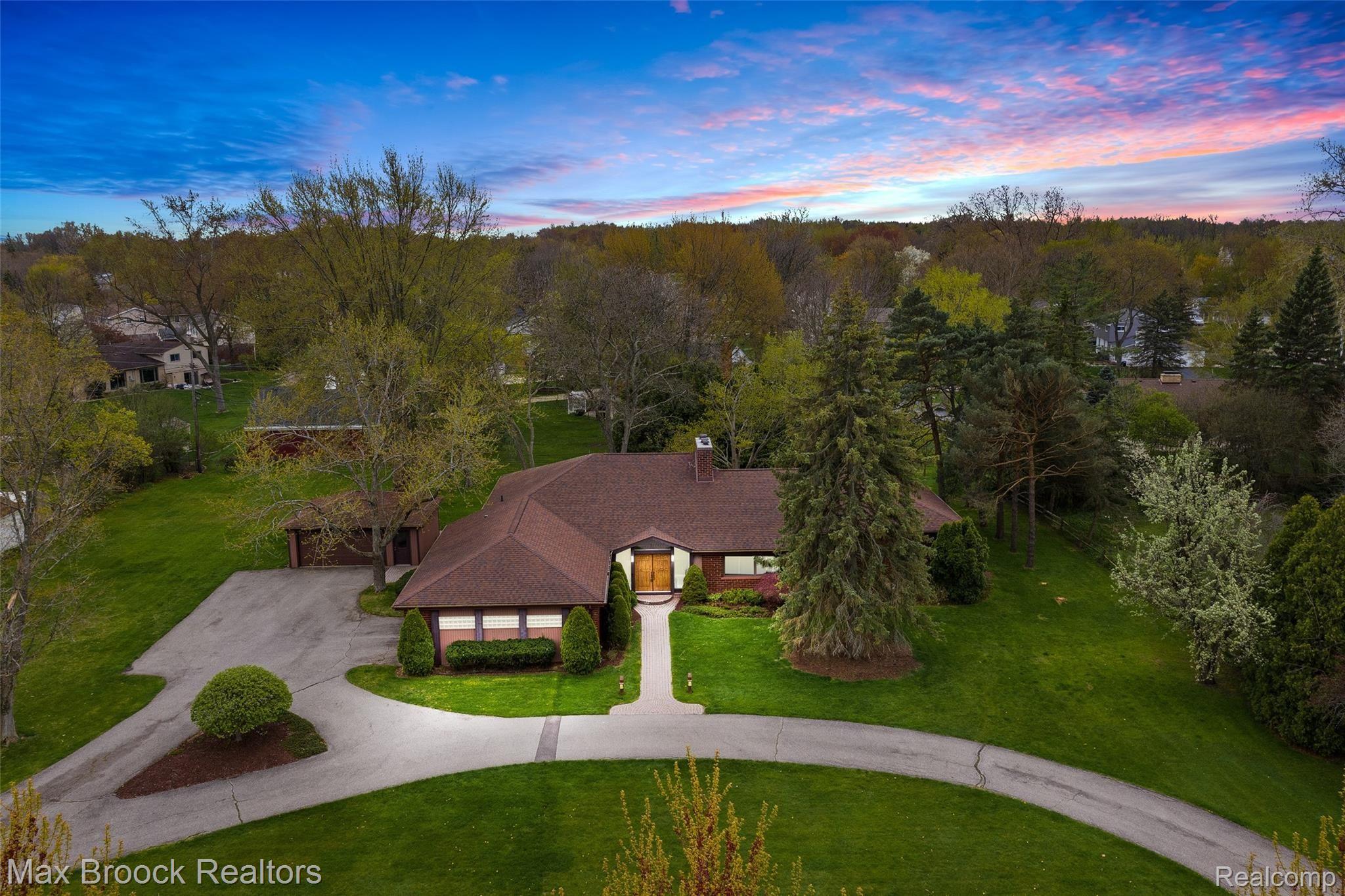 2355 West Wattles Road Troy, MI 48098 - Photo 5 of 53 1 Dusk.jpg