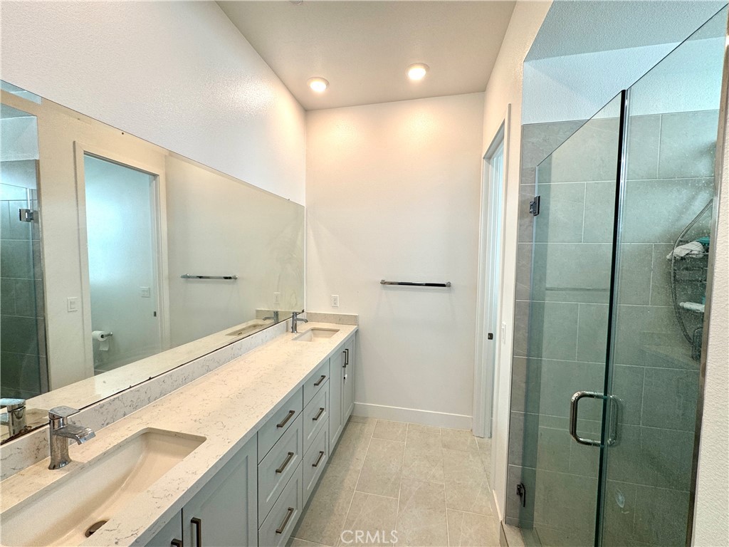 124 Yugen Irvine, CA 92618 - Photo 17 of 31 a bathroom with a tub sink and mirror