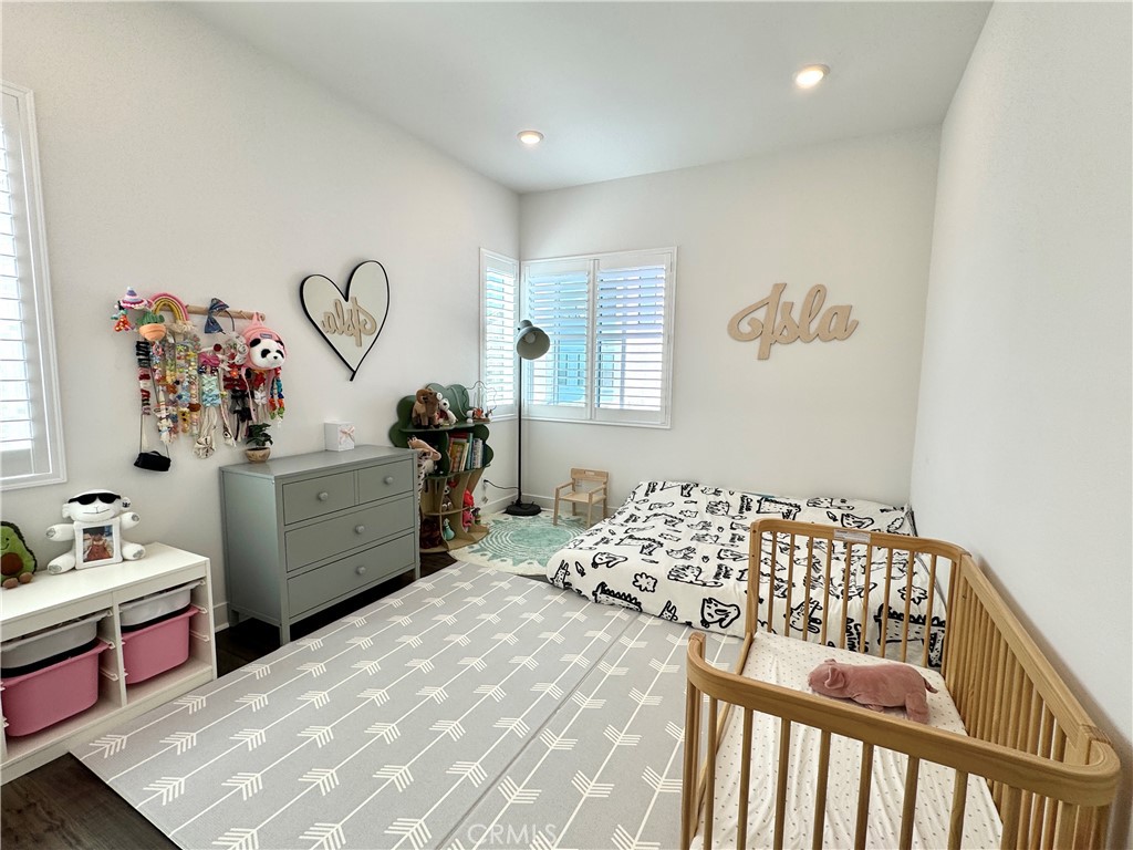 124 Yugen Irvine, CA 92618 - Photo 19 of 31 a bedroom with a bed and a window