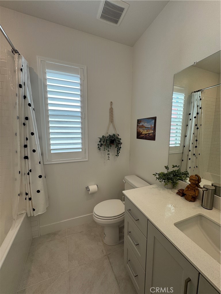 124 Yugen Irvine, CA 92618 - Photo 21 of 31 a bathroom with a sink a toilet and a mirror