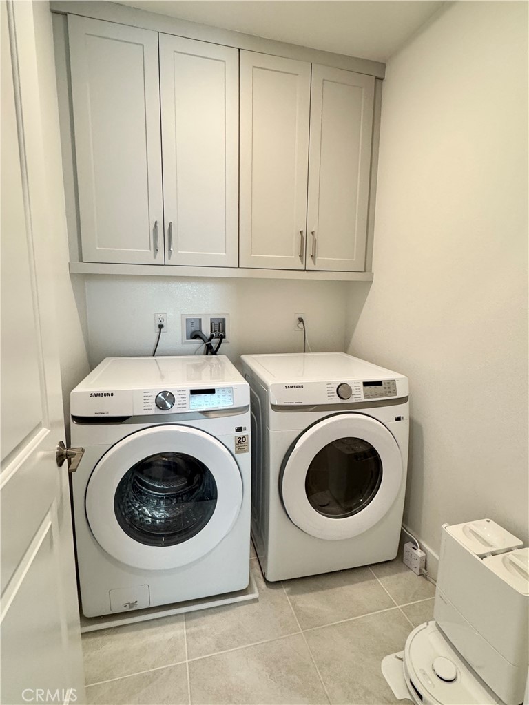 124 Yugen Irvine, CA 92618 - Photo 22 of 31 a utility room with dryer and washer