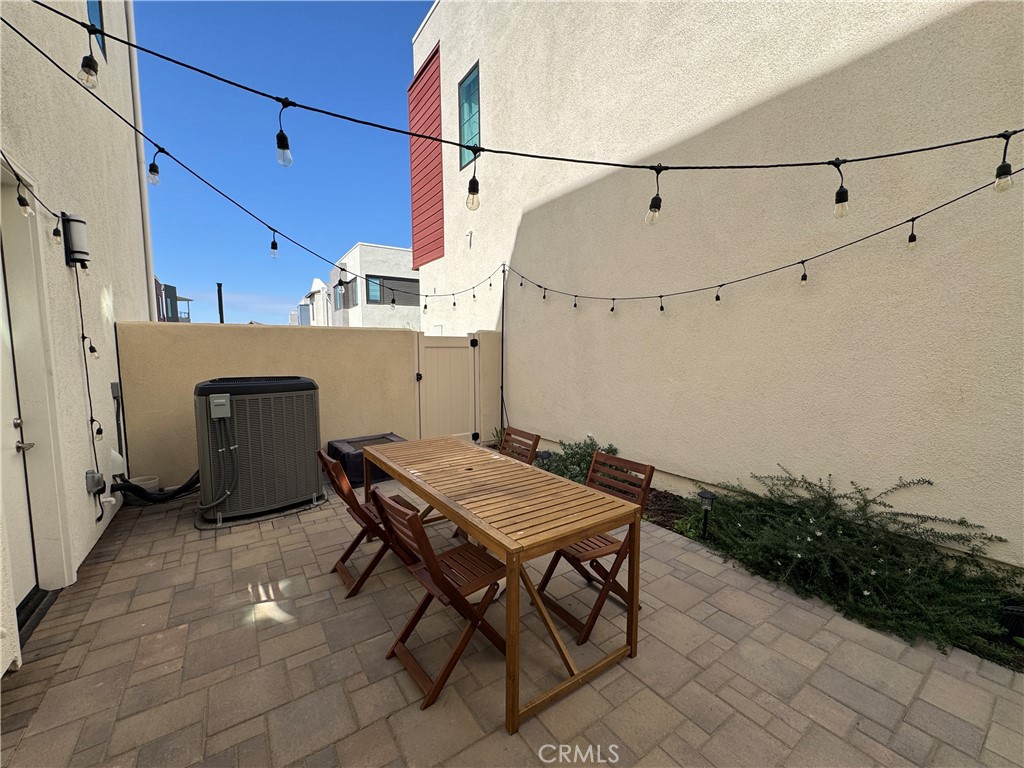 124 Yugen Irvine, CA 92618 - Photo 28 of 31 a view of a room with gym equipment