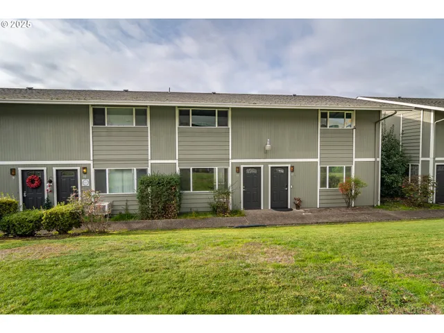 a view of a house with backyard and sitting area