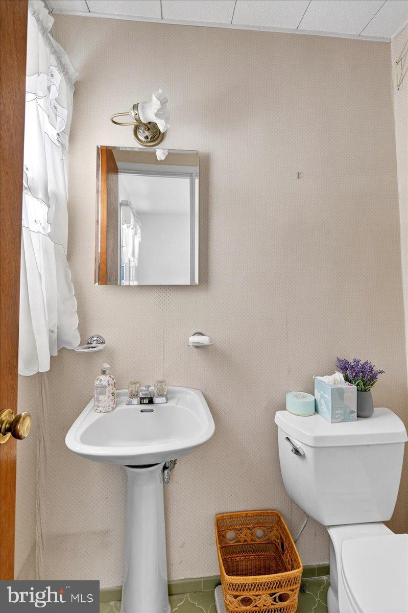 6 Royal Oak Road Lawrence Township, NJ 08648 - Photo 18 of 27 a bathroom with a toilet a sink and mirror