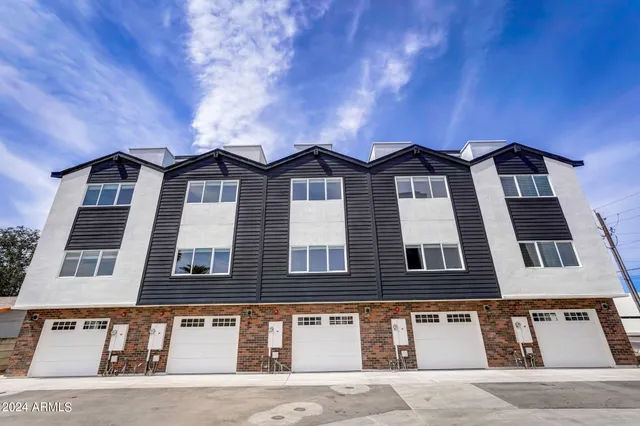 $2,475 | 3645 East Earll Drive, Unit 15, Phoenix, AZ 85018