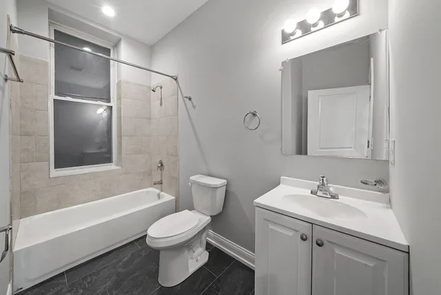 $2,100 | 1946 South Racine Avenue, Unit 2R, Chicago, IL 60608