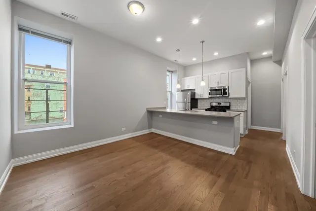 $2,100 | 1946 South Racine Avenue, Unit 2R, Chicago, IL 60608