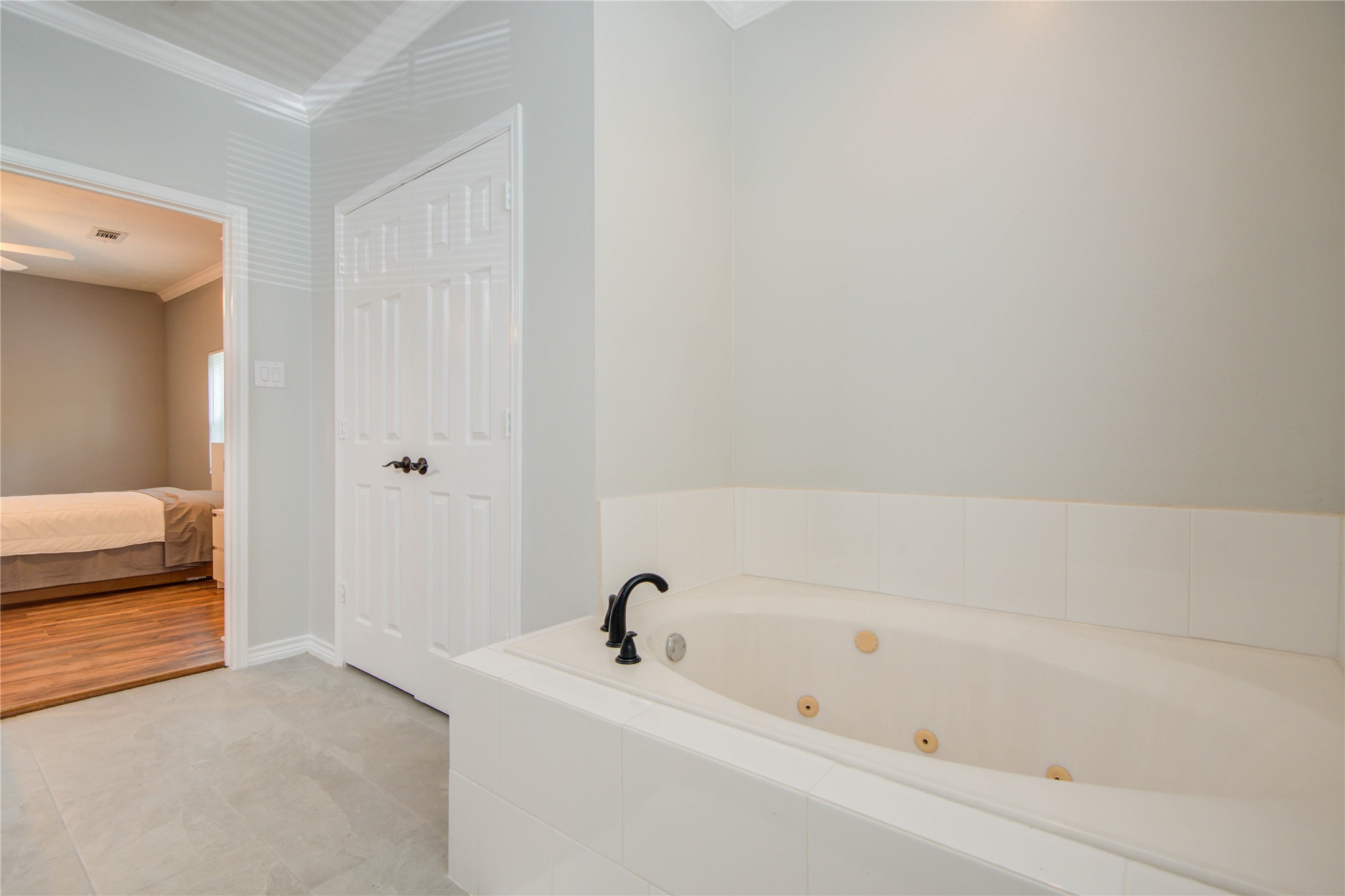 2712 Link Road Houston, TX 77009 - Photo 23 of 35 a bathroom with a tub and a sink
