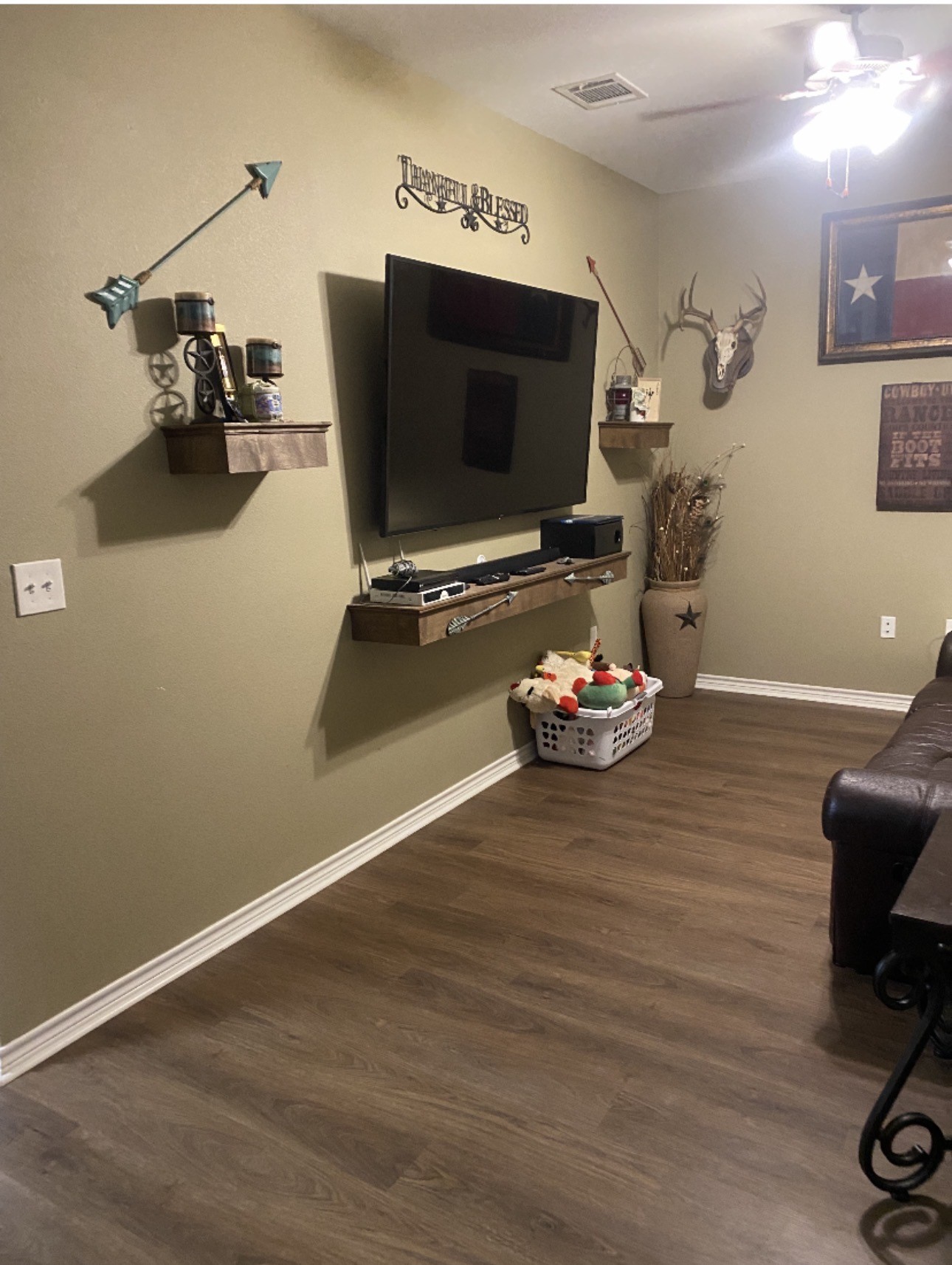 500 Warnock Glade Road Colmesneil, TX 75938 - Photo 11 of 18 a living room with furniture and a flat screen tv