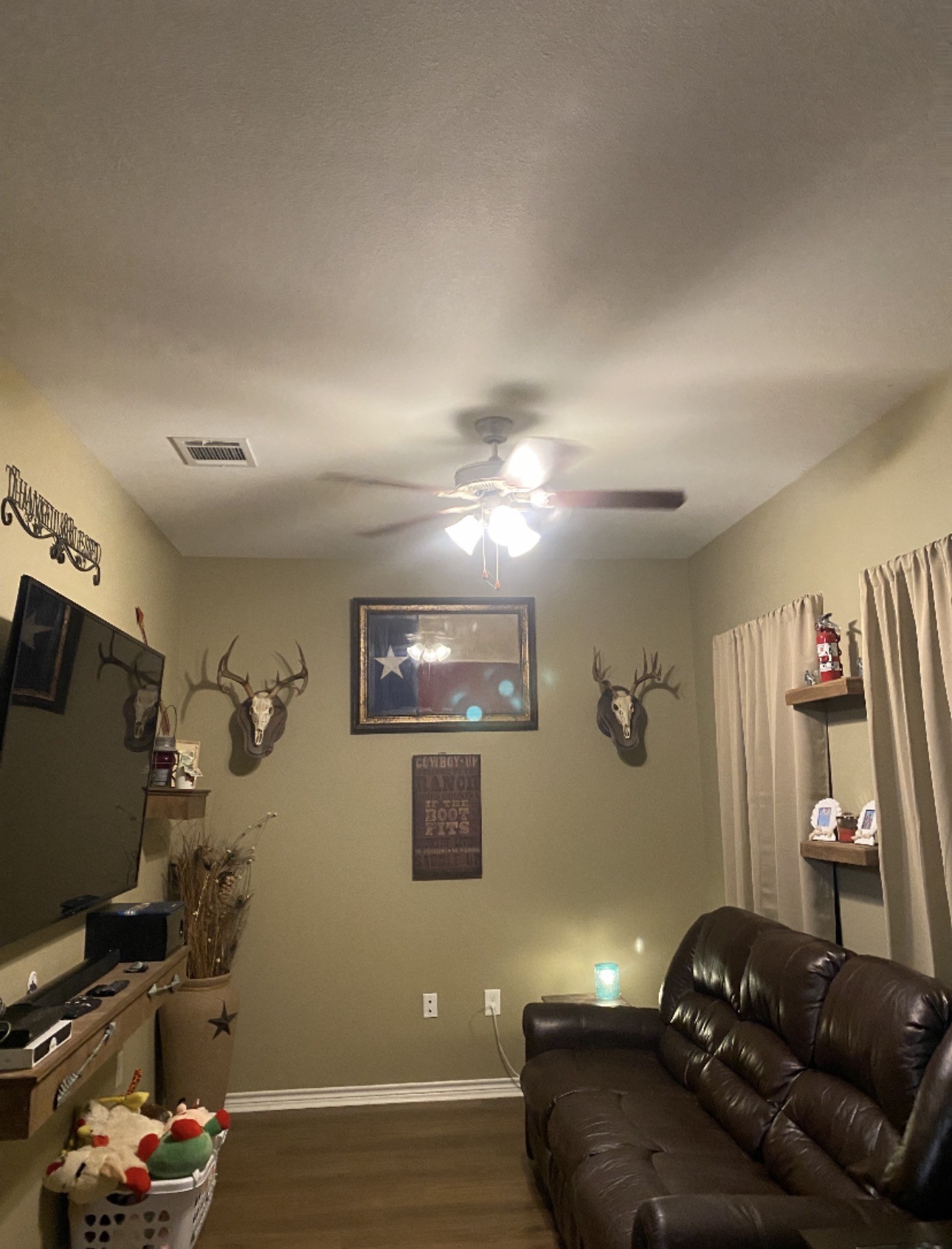 500 Warnock Glade Road Colmesneil, TX 75938 - Photo 10 of 18 a living room with furniture and a flat screen tv