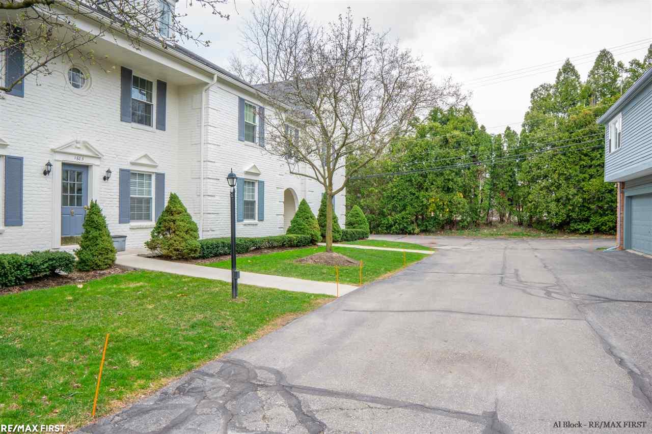 1685 Huntington Park Rochester, MI 48309 - Photo 4 of 32 50038526-3.JPG