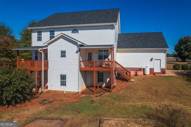 a view of a house with backyard