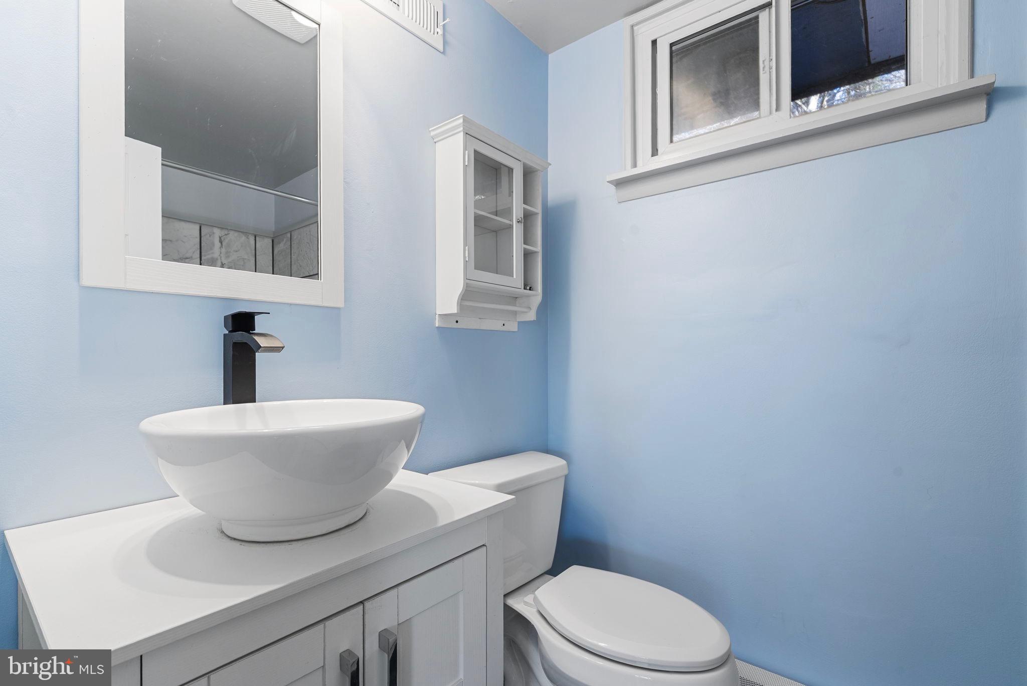 13421 Hillendale Drive Woodbridge, VA 22193 - Photo 24 of 28 a bathroom with a toilet a sink and mirror