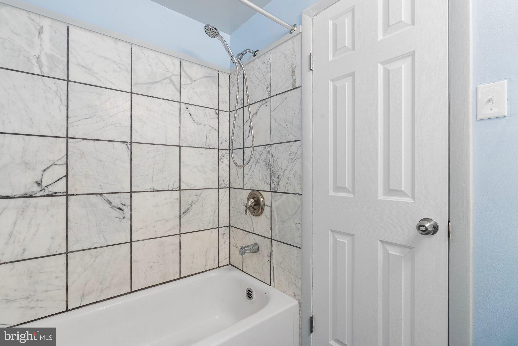 13421 Hillendale Drive Woodbridge, VA 22193 - Photo 27 of 28 a bathroom with a bathtub
