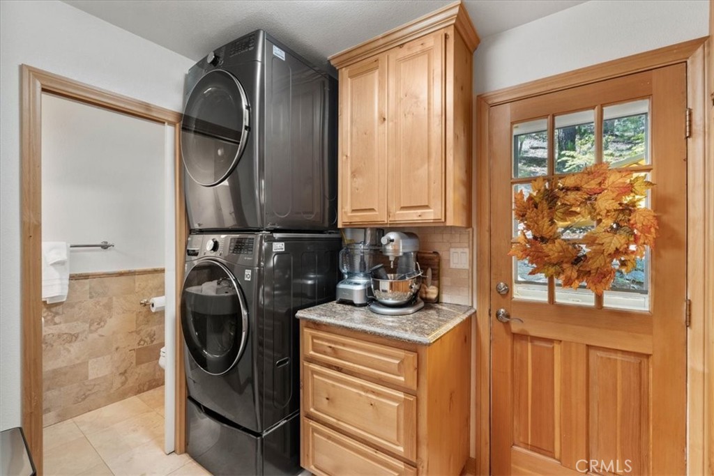 869 Mockingbird Road Wrightwood, CA 92397 - Photo 22 of 35 a utility room with dryer and washer