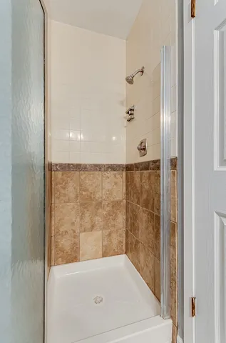 $194,900 | 190 South Waters Edge Drive, Unit 302, Glendale Heights, IL 60139