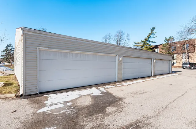 $194,900 | 190 South Waters Edge Drive, Unit 302, Glendale Heights, IL 60139