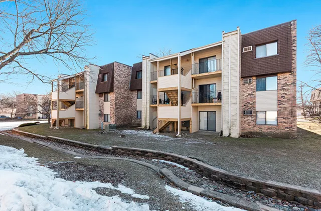 $194,900 | 190 South Waters Edge Drive, Unit 302, Glendale Heights, IL 60139