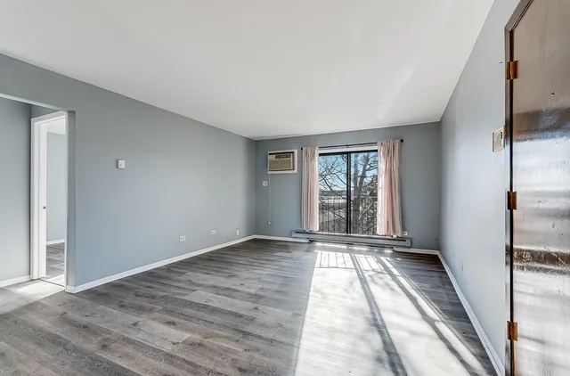 $194,900 | 190 South Waters Edge Drive, Unit 302, Glendale Heights, IL 60139