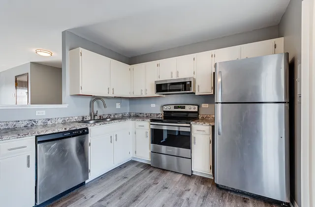 $194,900 | 190 South Waters Edge Drive, Unit 302, Glendale Heights, IL 60139