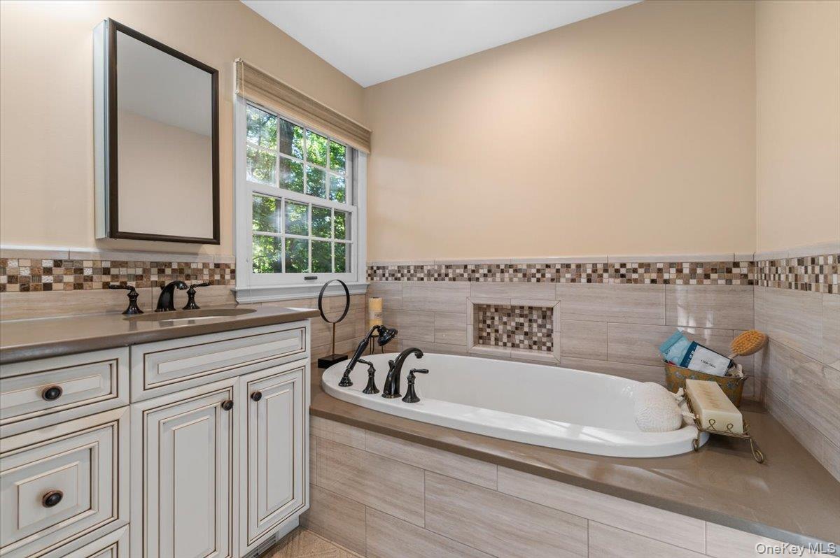 96 Plainview Road Woodbury, NY 11797 - Photo 19 of 38