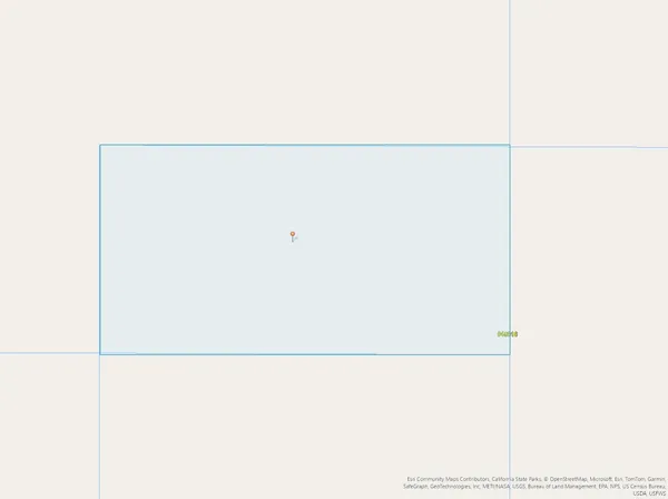 a picture of a small white wall