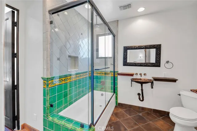 a view of a narrow alley