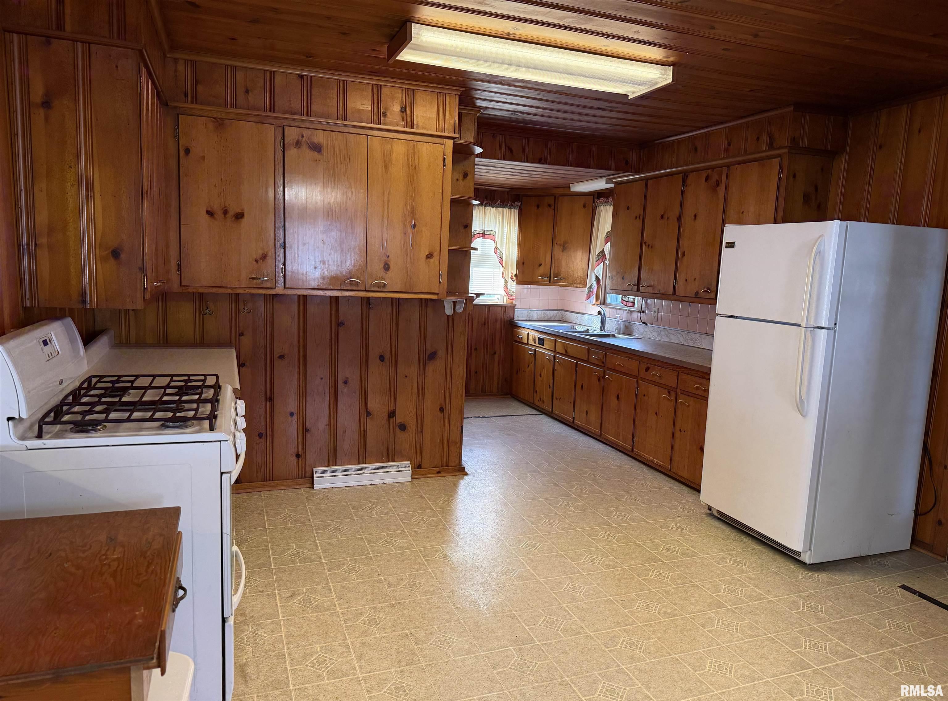 355 West Elm Street Waverly, IL 62692 - Photo 4 of 20