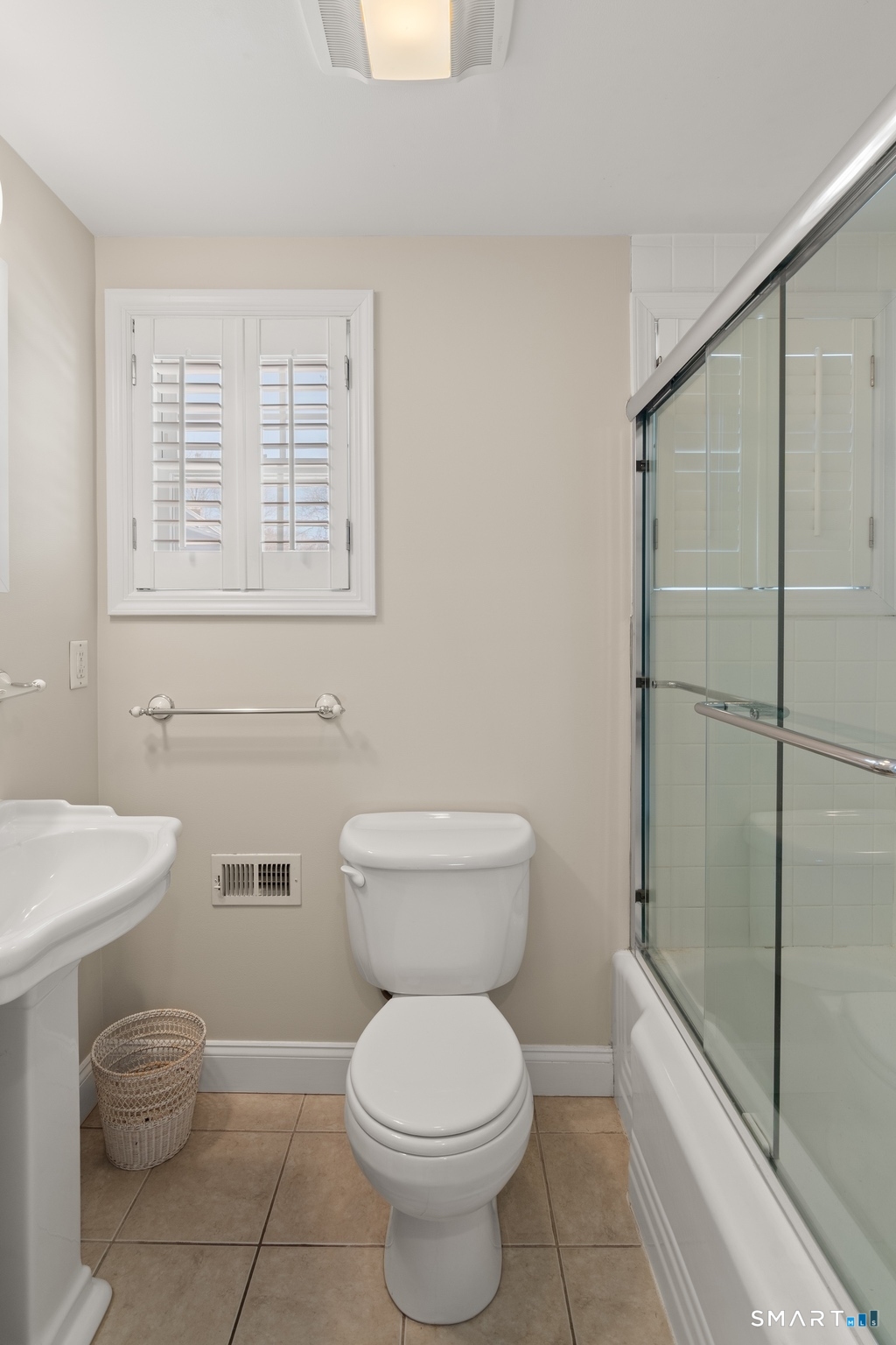 49 Minivale Road Stamford, CT 06907 - Photo 24 of 30 Upstairs bath with full tub. Tile floor.