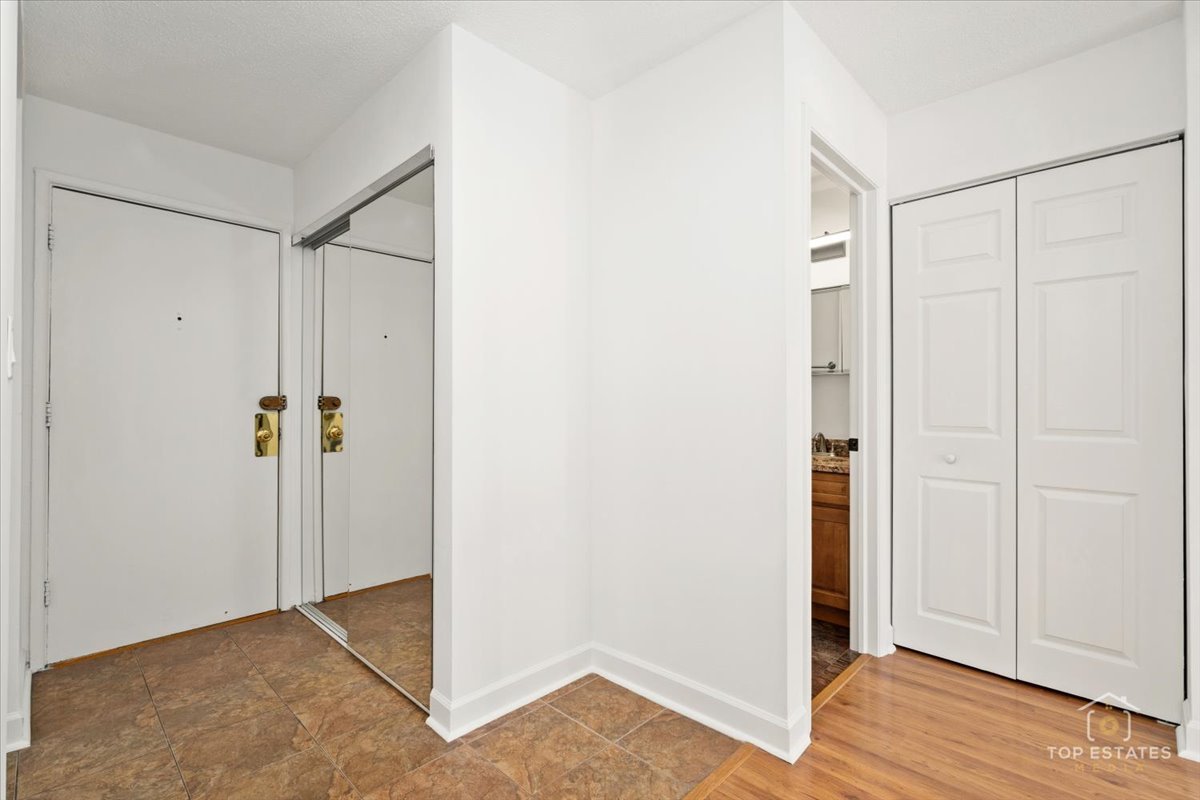 1107 South Old Wilke Road, Unit 208 Rolling Meadows, IL 60005 - Photo 8 of 43 a view of an empty room