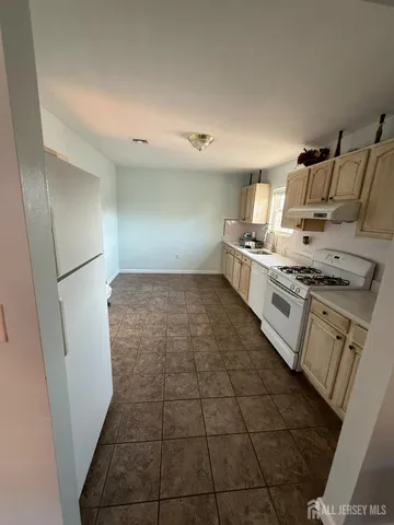 $2,400 | 31 Beverly Street, Unit 2ND F, Carteret, NJ 07008