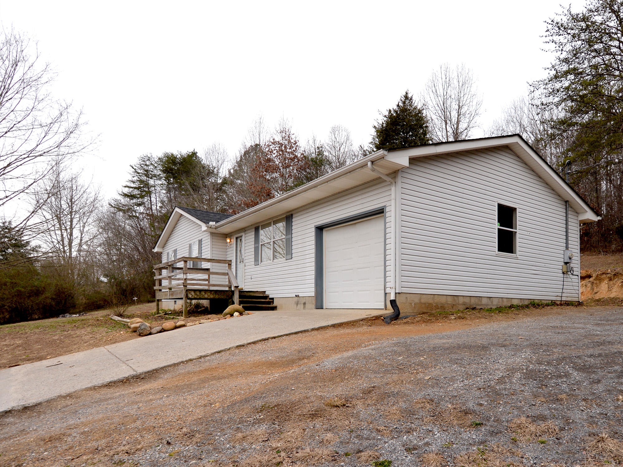 6762 Ross Road Philadelphia, TN 37846 - Photo 3 of 14 a view of a house with a outdoor space