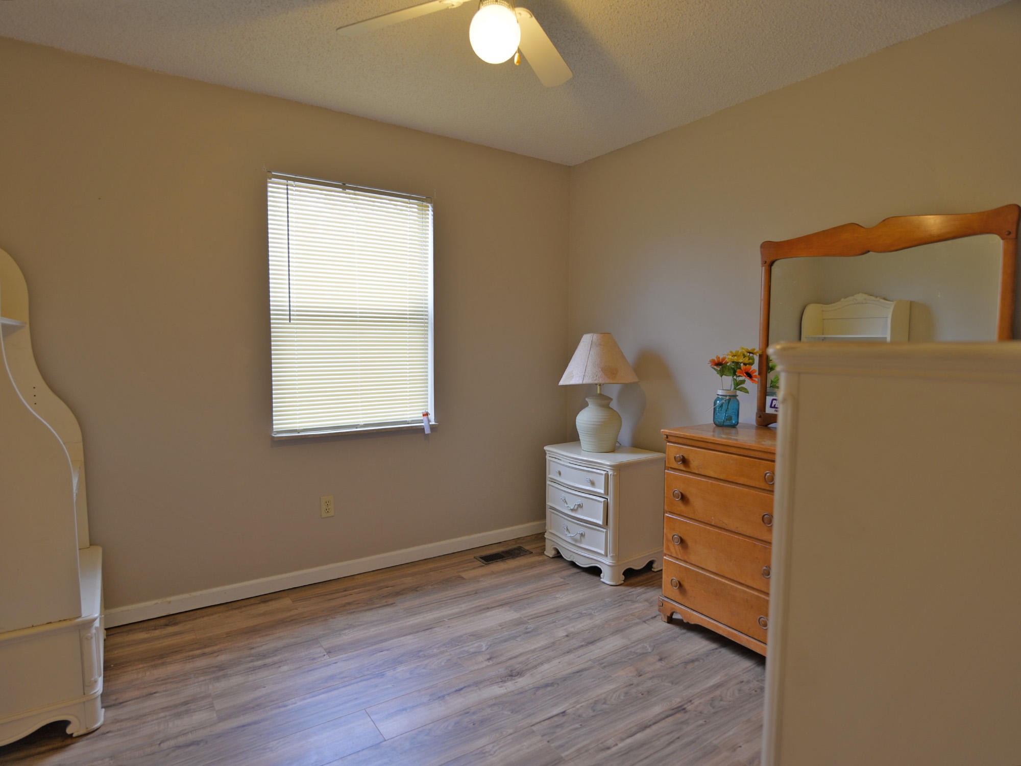 6762 Ross Road Philadelphia, TN 37846 - Photo 10 of 14 a room with furniture and window