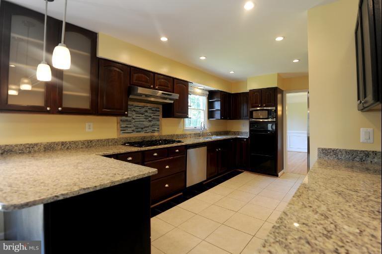8612 Fort Hunt Road Alexandria, VA 22308 - Photo 2 of 23 Kitchen