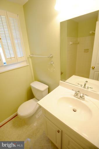 8612 Fort Hunt Road Alexandria, VA 22308 - Photo 4 of 23 Full Bath in Lower Level