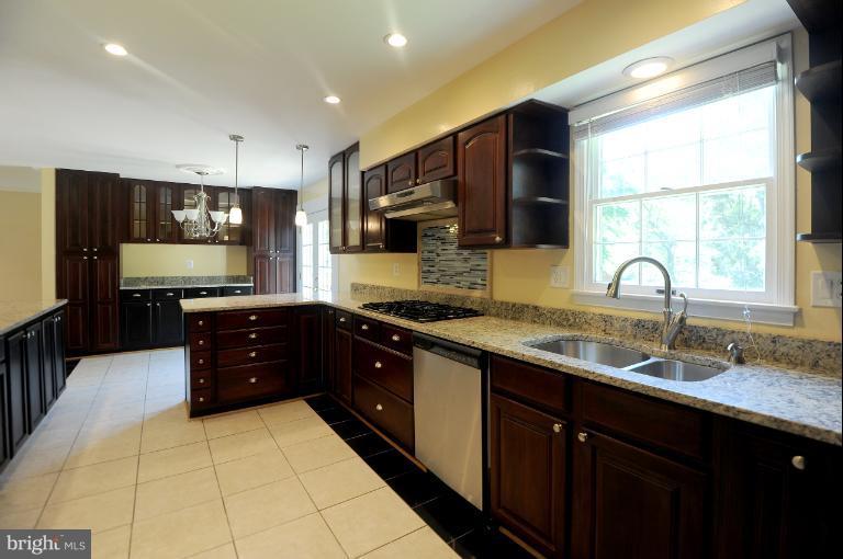 8612 Fort Hunt Road Alexandria, VA 22308 - Photo 5 of 23 Kitchen