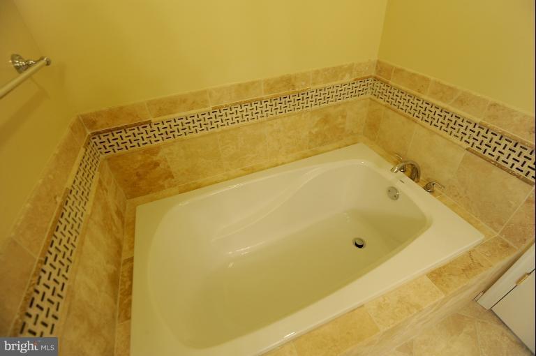 8612 Fort Hunt Road Alexandria, VA 22308 - Photo 6 of 23 Bath (Master)