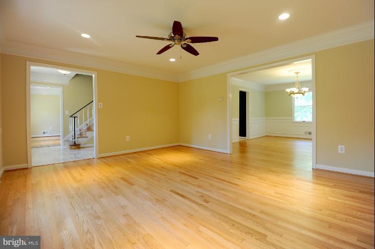8612 Fort Hunt Road Alexandria, VA 22308 - Photo 8 of 23 Living Room