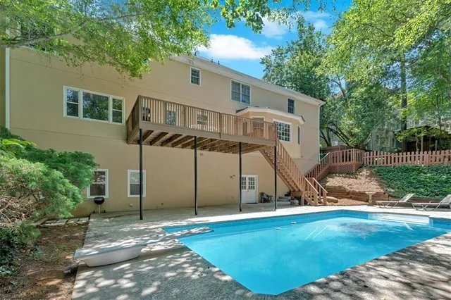 a view of a house with backyard
