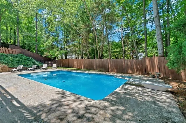 a view of a backyard