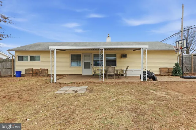 $329,900 | 8 Starlight Lane, Levittown, PA 19055