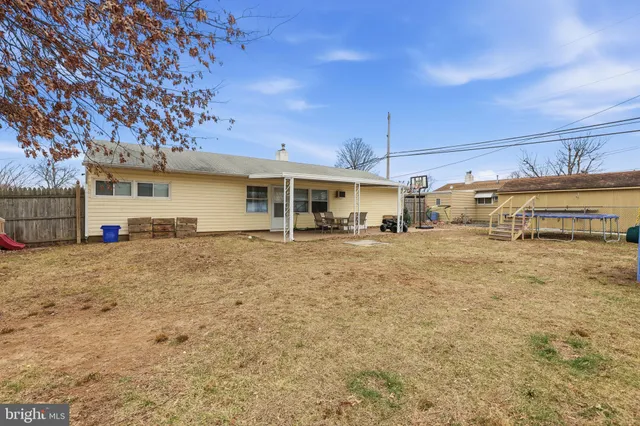 $329,900 | 8 Starlight Lane, Levittown, PA 19055