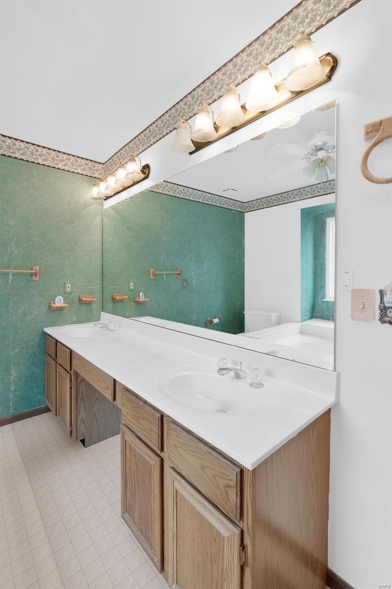 1545 Glenn Brooke Woods Circle Ballwin, MO 63021 - Photo 12 of 21